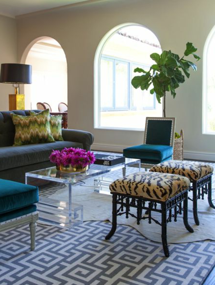 luxuriöses-Wohnzimmer-durchsichtiger-Couchtisch-Blumen-Zyklamen-Farbe-Samt-Möbel