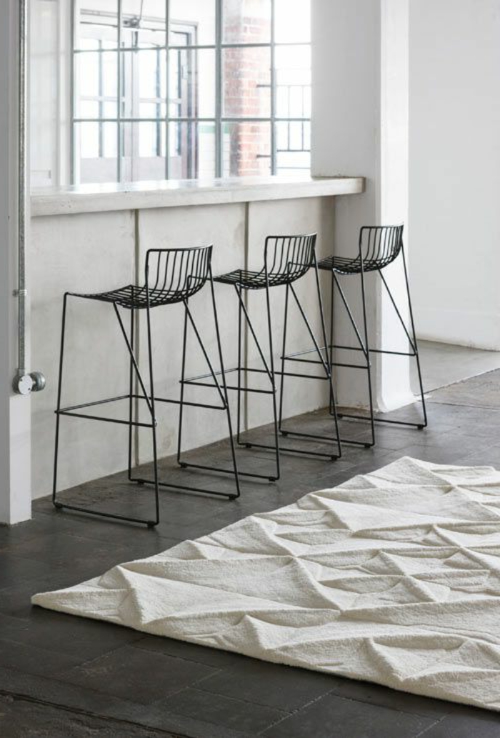 minimalistisches-Interieur-barhocker-mit-lehne-schwarz-interessantes-Design