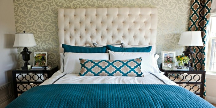 modern-eingerichtetes-Schlafzimmer-elegante-Bettwäsche-Tagesdecke-türkis