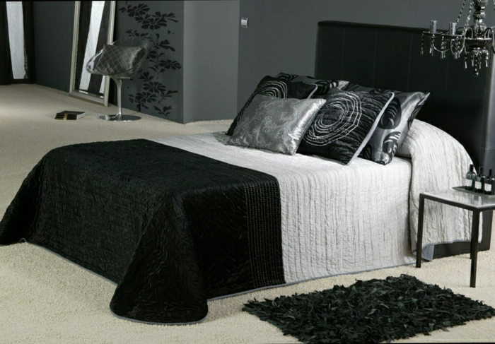 moderne-Schlafzimmer-Gestaltung-schwarz-weiß-elegant-stilvoll-Satin-Bettüberwurf