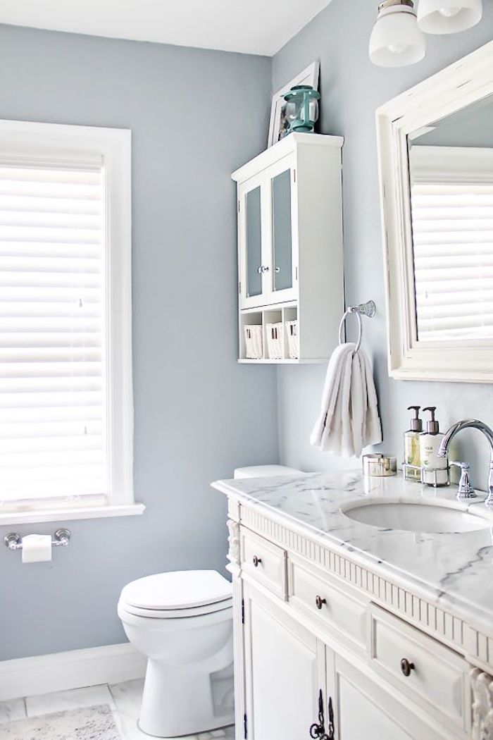 Weiße Badezimmermöbel, Wandfarbe Grau, Waschbecken mit Marmoroberfläche 