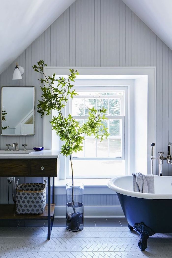Badezimmer Einrichtung in Weiß, Badewanne außen schwarz innen weiß, Badezimmerschrank aus Holz, viereckiger Spiegel 