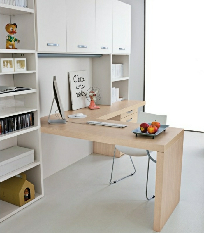 modernes-Interieur-Esstisch-Schreibtisch-mit-Regal-Souvenirs-weiße-Oberschränke-Äpfel
