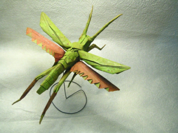 origami-tiere-ein-insekt-in-grün-und-orange