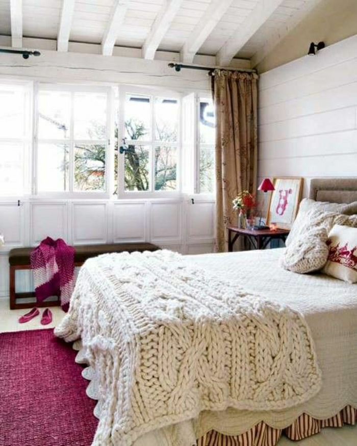 romantisch-eingerichtetes-Schlafzimmer-beige-Tagesdecke-Bettdecke