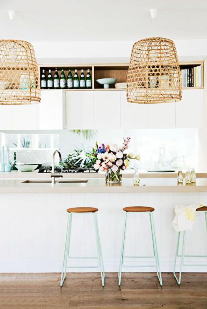 romantische-Küchen-Gestaltung-Rattan-Leuchten-Hocker-schlichtes-Design-Blumen