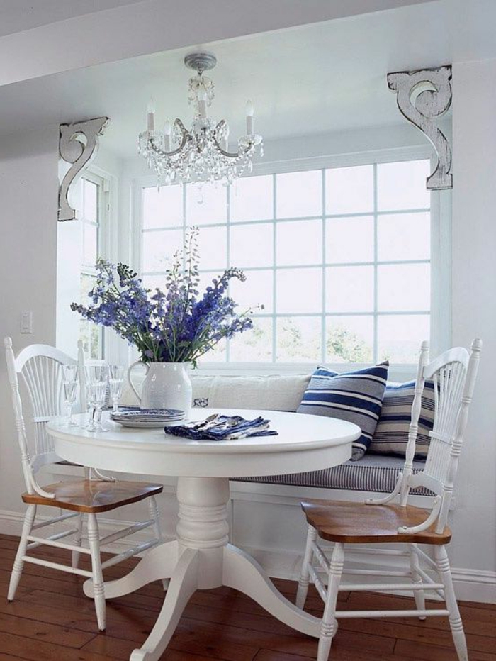 romantische-Zusammensetzung-Esszimmer-weiße-Möbel-Vase-Lavendel-Esstisch-Esstischstühle