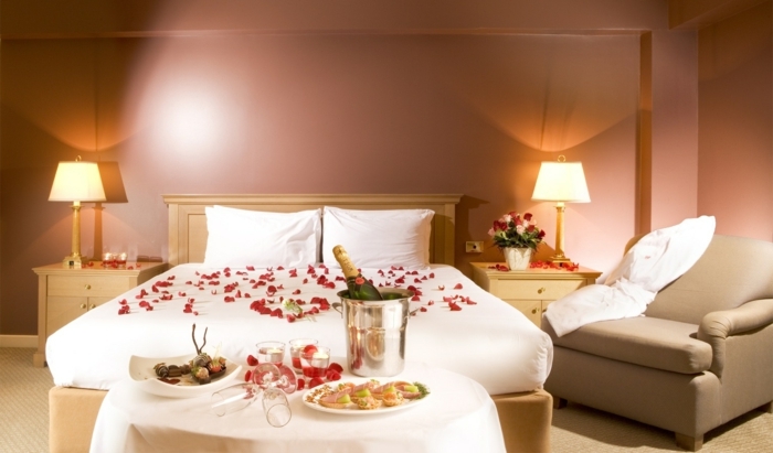 Romantisches Bett Mit Rosen Und Kerzen Romantisches Bett Mit Rosen Und Kerzen