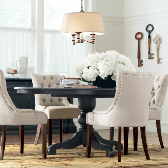 runder-Tisch-schwarz-aristokratisch-beige-Sessel.Knöpfe-vintage-Schlüssel-Dekoration-weiße-Blumen
