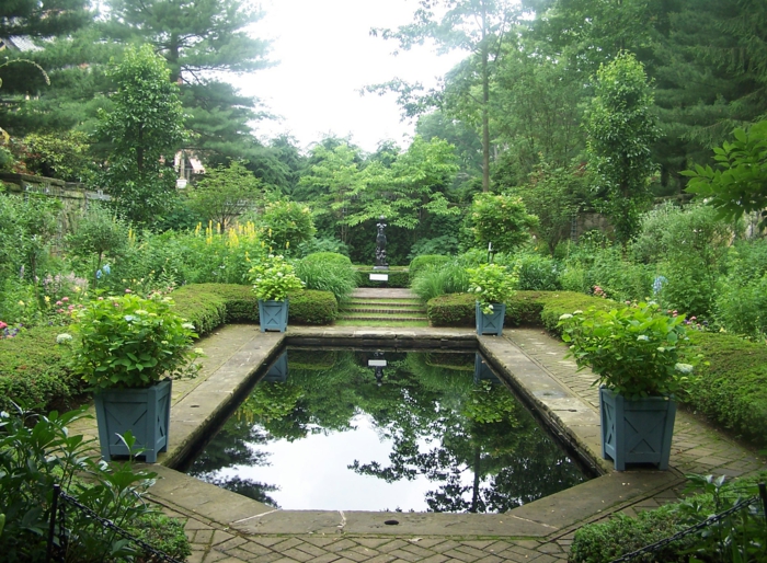 räumlicher-Garten-englisches-Vorbild-Blumentöpfe-See