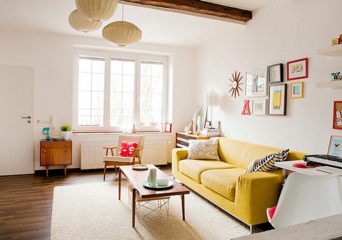 räumliches-Wohnzimmer-Papierlampen-gelbe-Couch-praktisch-bequem-Bilder-Wanddekoration