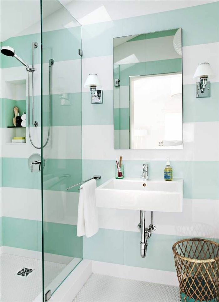 schöne-Badezimmer-Gestaltung-Wände-Streifen-türkis-weiß