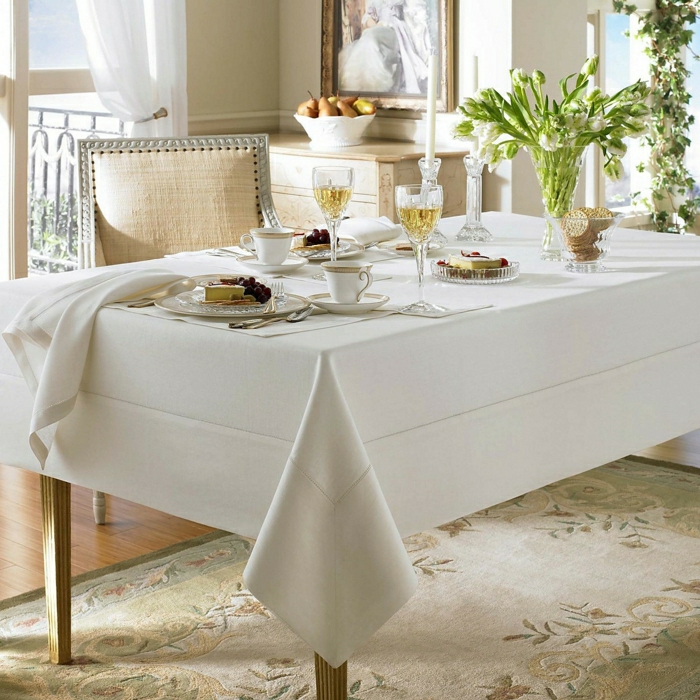 schöne-Tischdekoration-elegant-stilvoll-weiße-Tischdecke-Leinen
