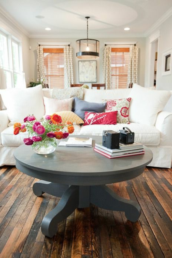 schöne-Wohnzimmer-Gestaltung-Sofa-Creme-Farbe-Blumen-runder-Holztisch