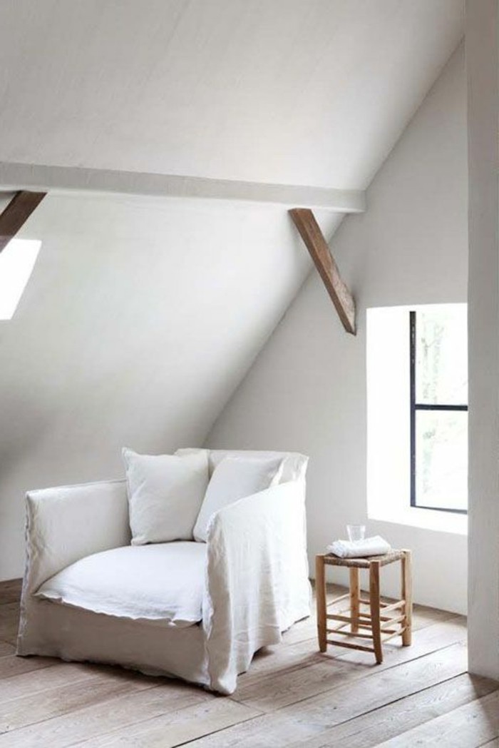 sessel-in-weiß-elegante-minimalistische-wohnung