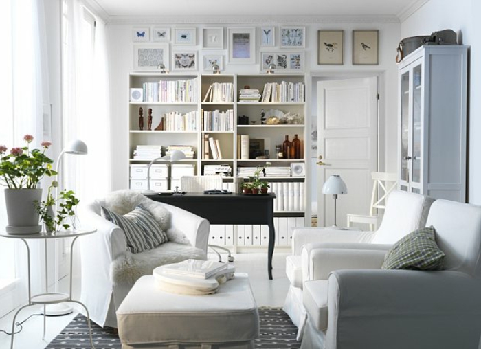 sessel-in-weiß-wohnzimmer-mit-vielen-regalen