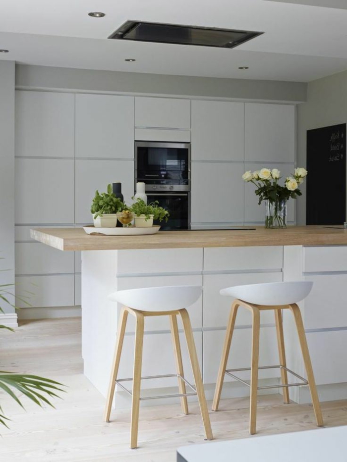 skandinavisches-Interieur-weiße-Hocker-minimalistische-Küche