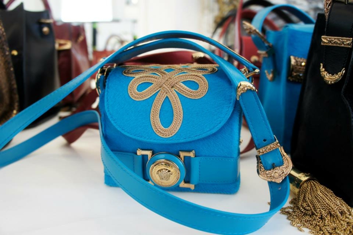 versace-taschen-kleines-blaues-modell