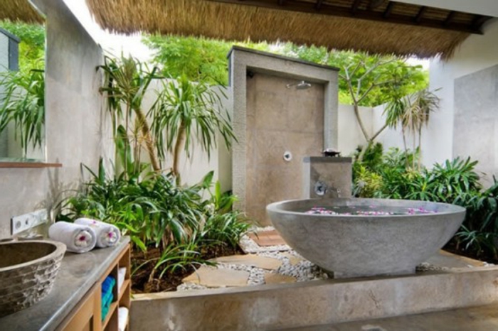 waschbecken-aus-stein-grüne-bepflanzung-im-badezimmer