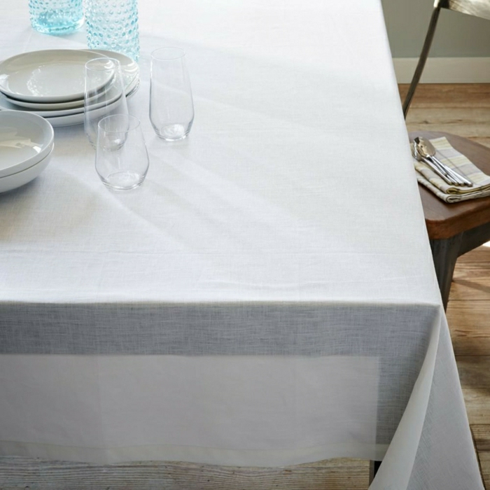 weiße-Tischdecke-Leinen-belgisches-Design-Geschirr-Gläser