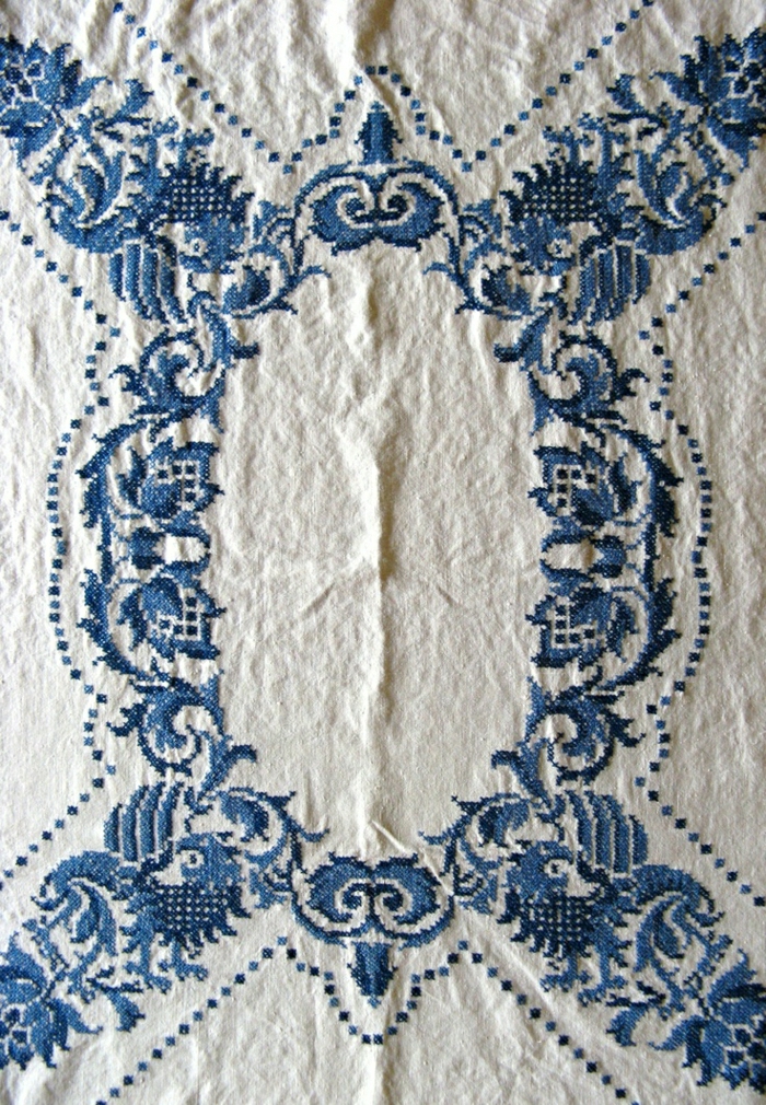 weiße-Tischdecke-blaue-Stickerei-vintage-schön