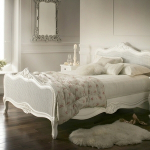 90 wunderschöne weiße Betten!
