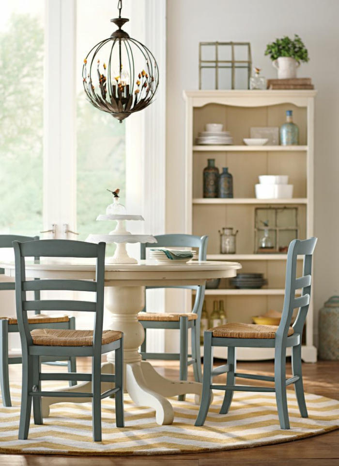 weißer-Esstisch-blaue-vintage-Stühle-Tortenständer-Kronleuchter