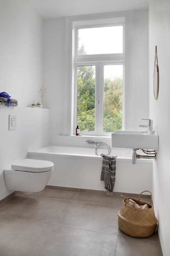 weißes-Badezimmer-minimalistische-Gestaltung-skandinavisches-Interieur-Bad-Rattankorb