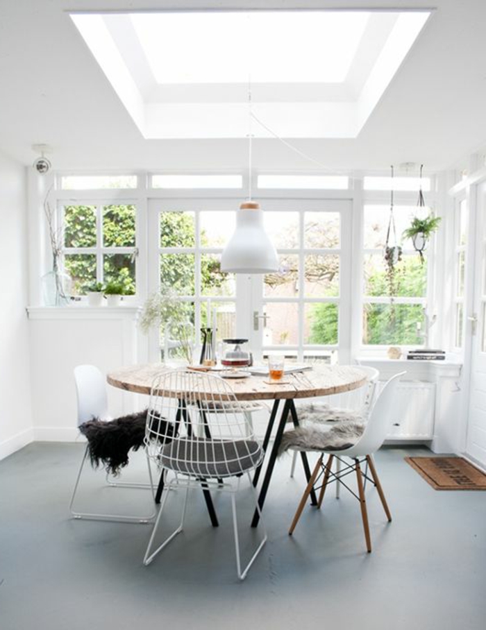 weißes-Interieur-industrielle-Lampe-hölzerner-runder-Tisch-Stühle-innovatives-Design