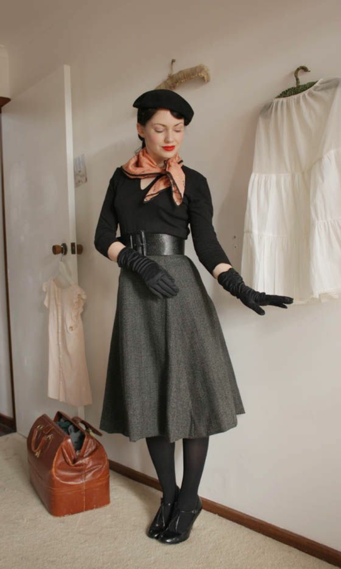 50er-Stimmung-Frankreich-retro-schick-elegantes-Halstuch-schwarze-Mütze-Barett