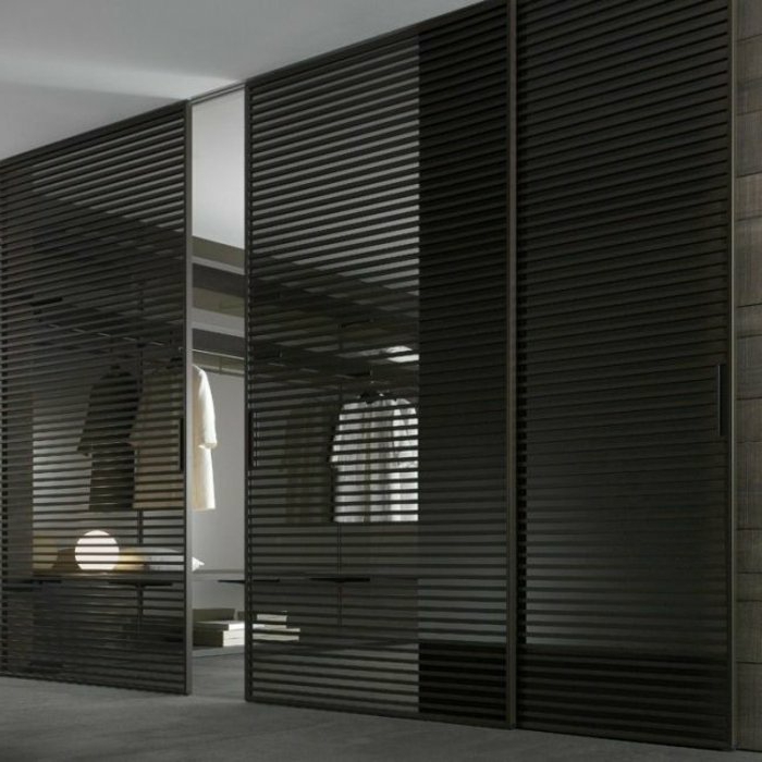 Ankleidezimmer-Leisten-Türen-schwarz-stilvoll-modern-schick