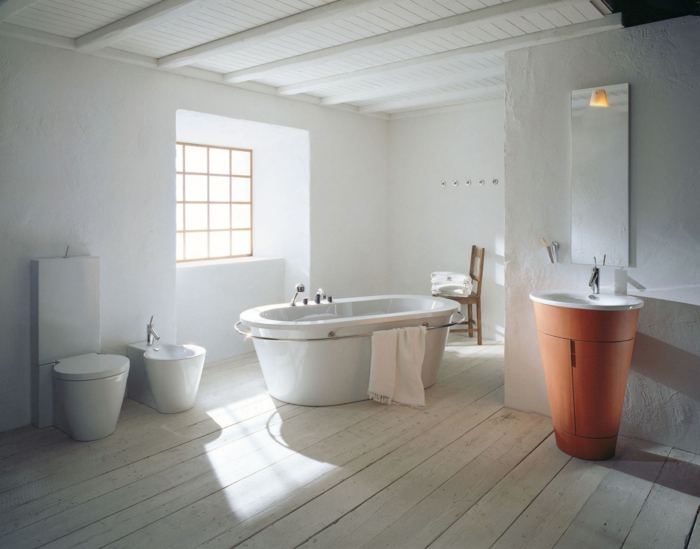 Badezimmer-moderne-Badewanne-Tuch-Waschbecken-Toilette-Fenster-weiße-Wände-Landhausstil
