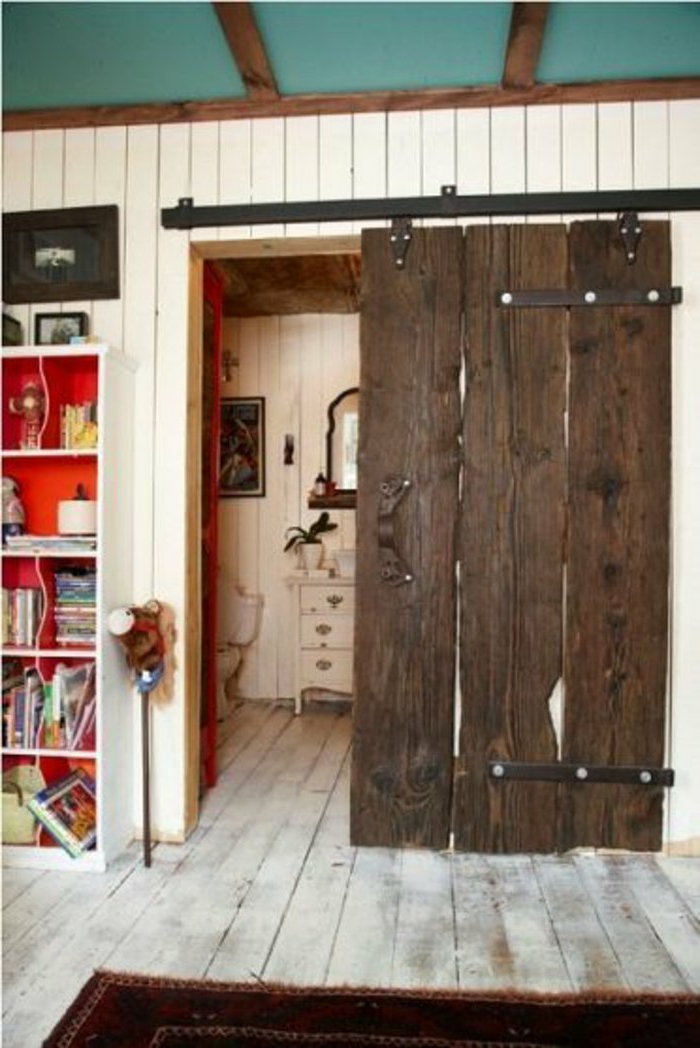 Badezimmer-shabby-chic-Stil-Tür-rustikal-Holz-Raumteiler