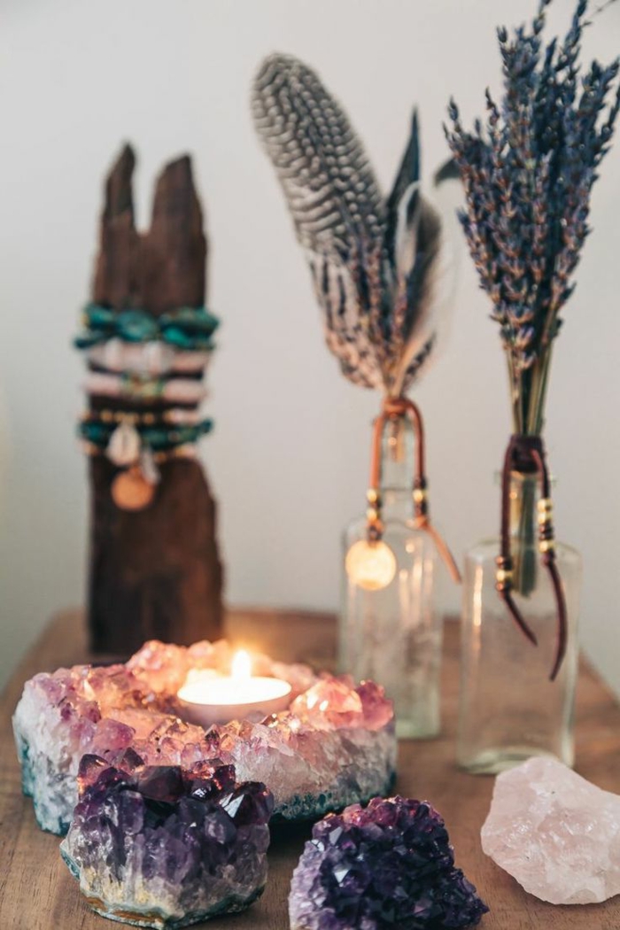 Boho-Chic-Atmosphäre-Federn-Kerzen-Lavendel-Kristalle