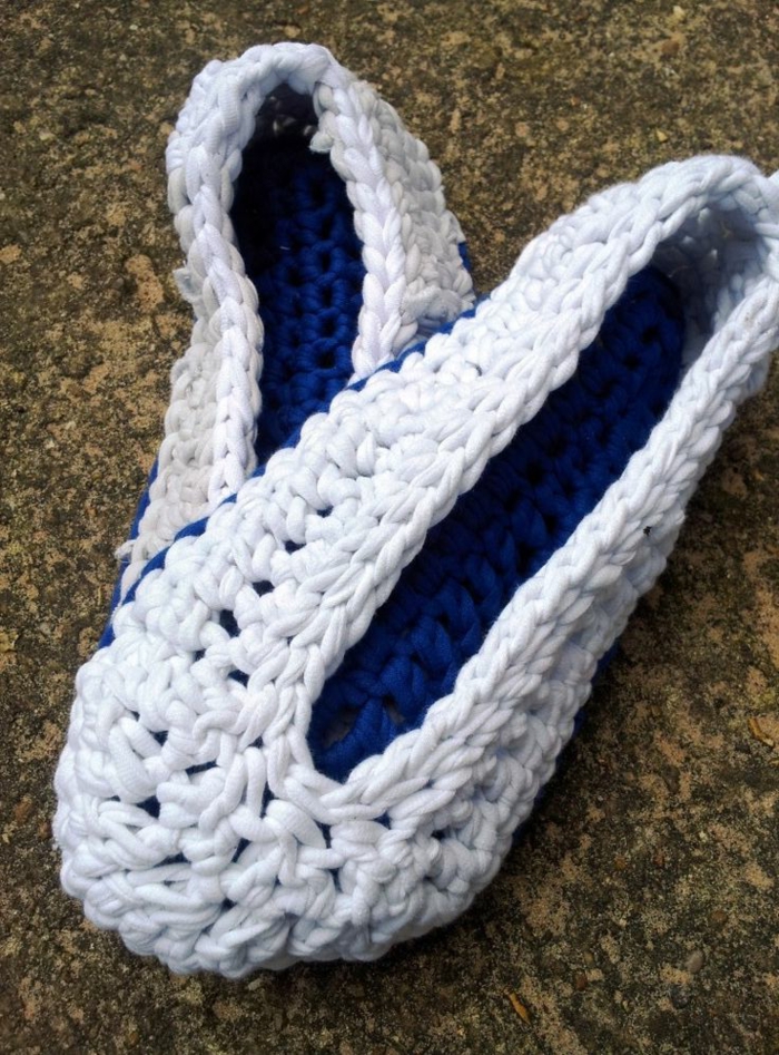 Crochet-Modell-Hausschuhe-Damen-weiß-blau-schlichtes-Modell