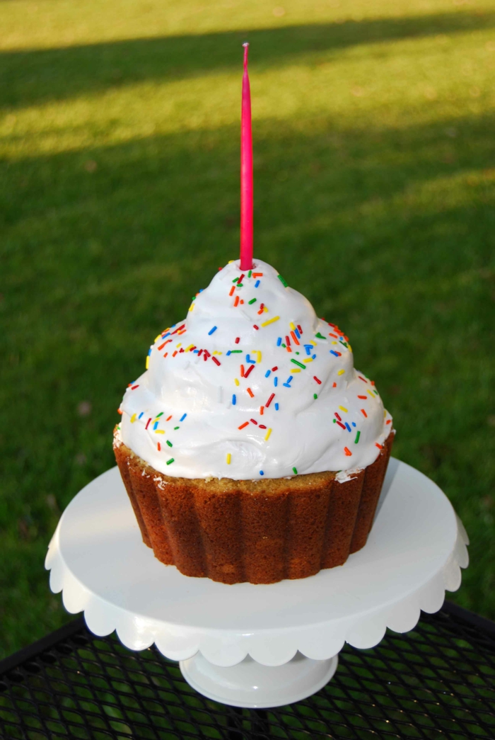 Cupcake-Ständer-Vanille-Sprinkles-Kerze-Party-Geburtstagsidee