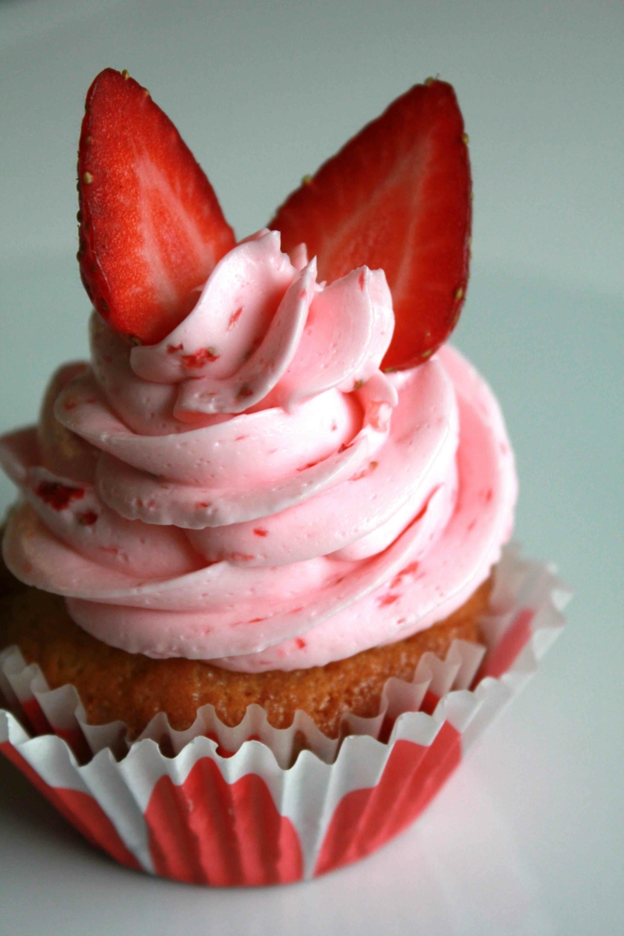Cupcake-Vanille-Erdbeeren-Creme-Erdbeere-Dekoration-kokett-süß