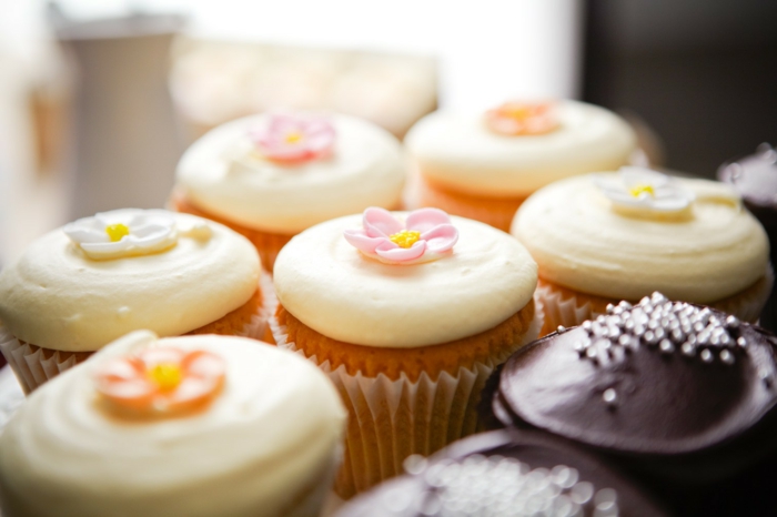 Cupcakes-Süßigkeiten-Schokolade-Vanille-Creme-Blumen-Dekoration