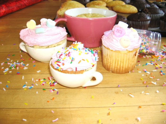Cupcakes-verschiedene-Arten-Formen-Größen-Teetassen-Vanille-Sprinkles