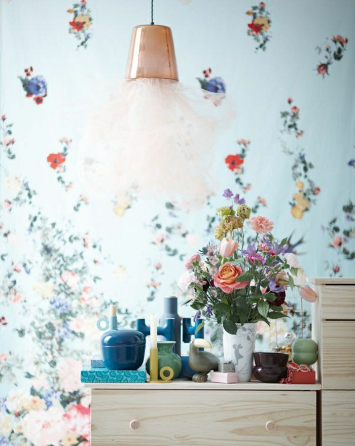 Designer-Tapeten-romantisches-Muster-schöne-florale-Motive-schlichtes-Interieur