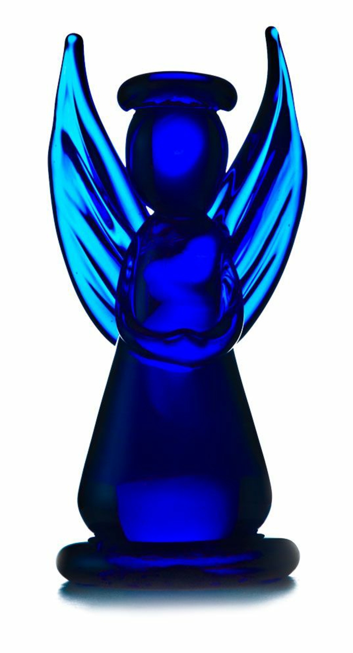 Engel-Figur-blaues-Glas-zärtlich