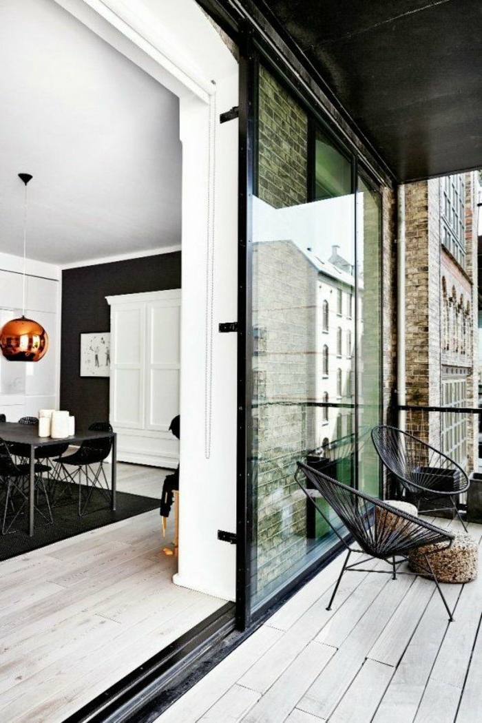 Esszimmer-schwarz-weiße-Gestaltung-Kupfer-Lampe-Balkon-Designer-Stühle-Glastür