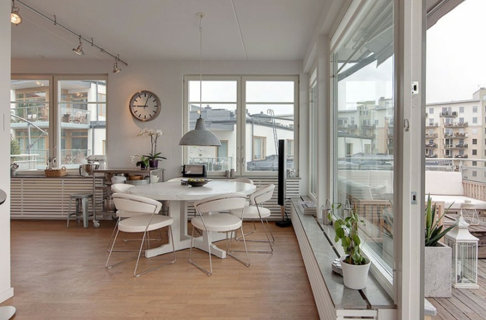 Esszimmer-skandinavisches-Interieur-runder-Tisch-Stühle-weiß-modernes-Design-industrielle-Lampe