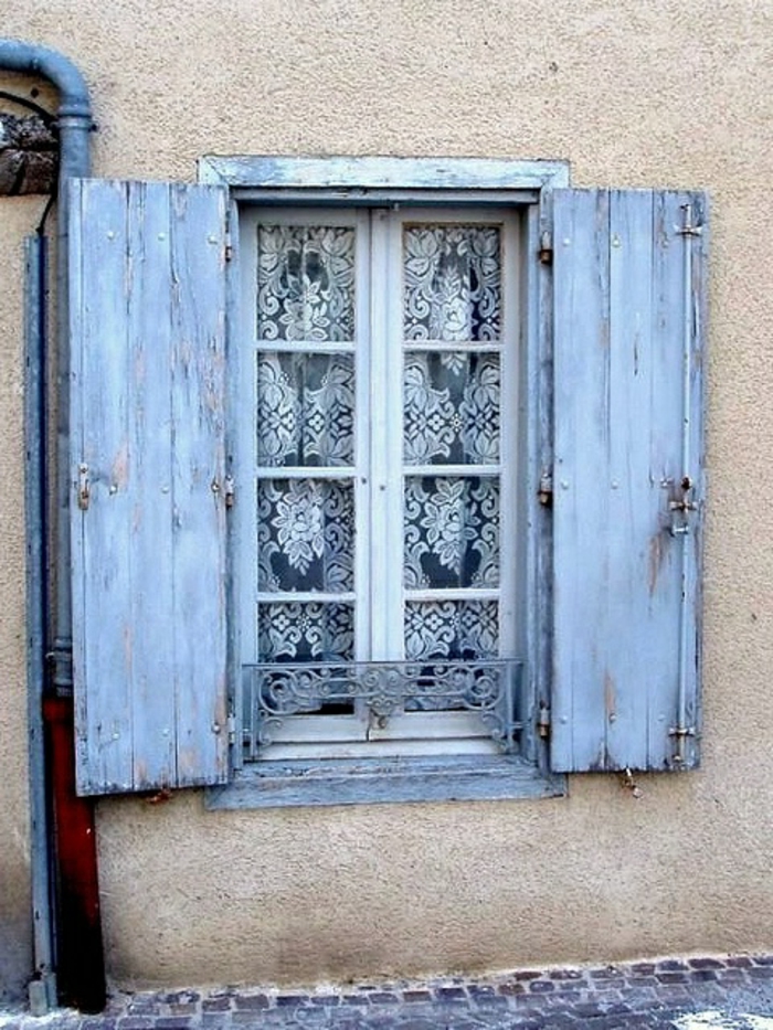 Fenster-schöne-Gardinen-Läden-bleiche-blaue-Farbe