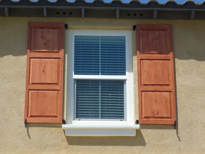 Fenster-weiße-Fensterrahmen-Rolladen-hölzerne-Läder