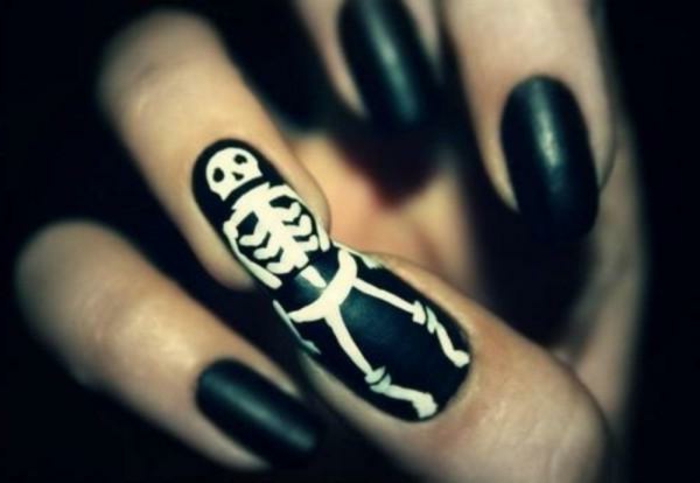 Halloween-Ideen-für-Maniküre-schwarz-nagel-weiß-skelett