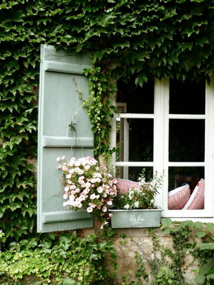 Haus-Fenster-hängende-Blumen-Kissen-Fensterladen-Holz-Minze-Farbe