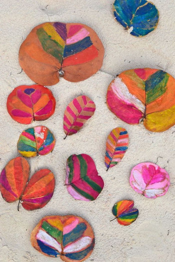 Herbstbasteln-mit-Kindern-bemalte-einzelne-Blätter