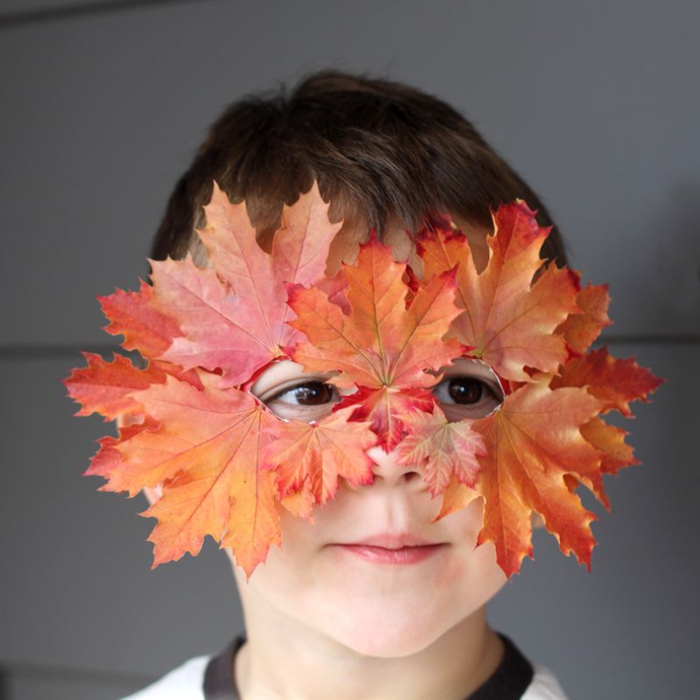 Herbstbasteln-mit-Kindern-maske-aus-blätter