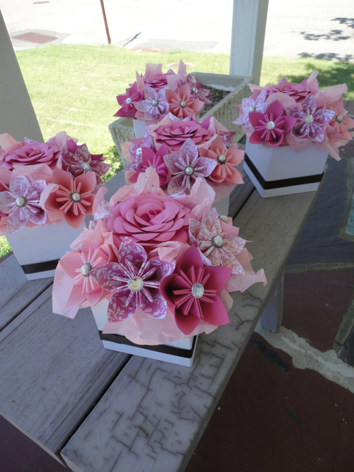 Hochzeitsdekoration-rosa-origami-Blume-Papier-schöne-Komposition